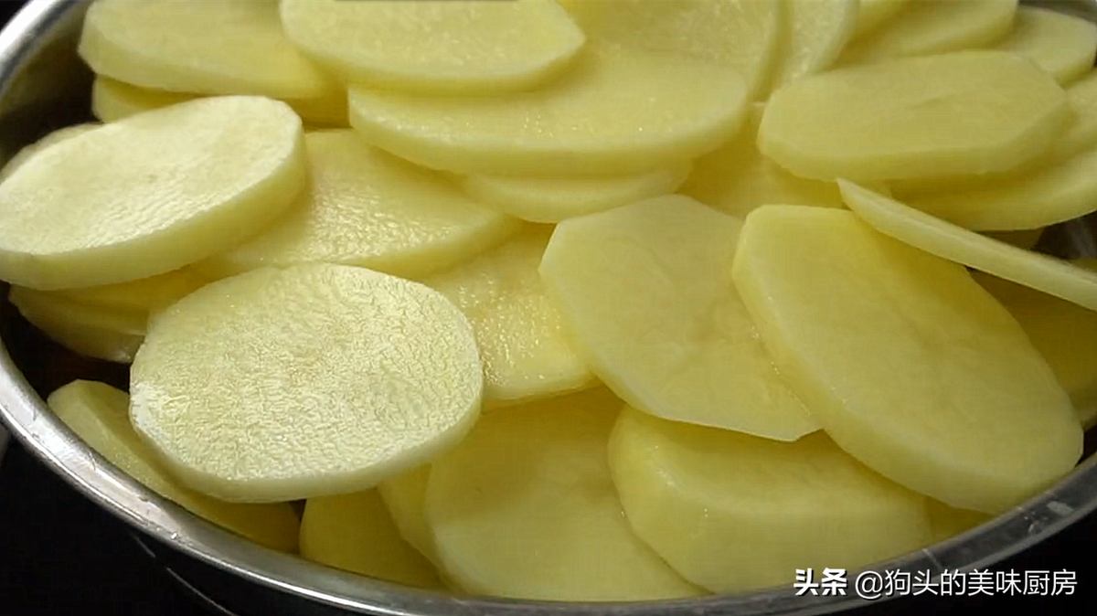 Bước đầu ta nạo vỏ, rửa sạch, thái mỏng khoai tây. Xếp lên đĩa cho vào nồi hấp với nước lạnh trong 15 phút.