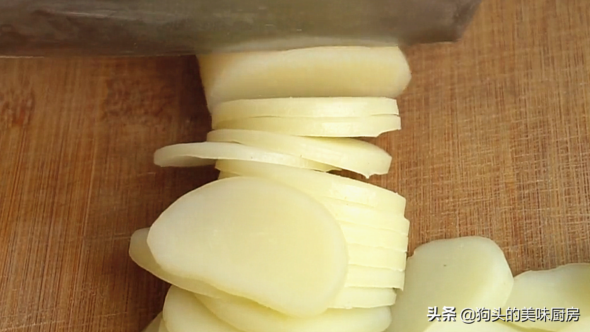 Dùng dao mỏng cắt thành các lát bim bim.