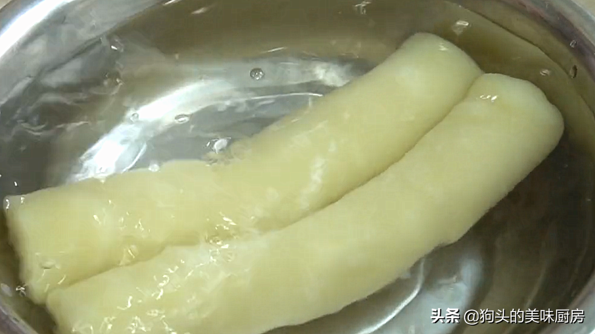 Sau đó nhúng các dải dài vào chậu nước sạch để bột không bị nát.