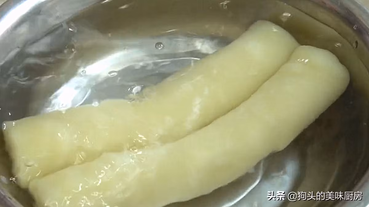 Sau đó nhúng các dải dài vào chậu nước sạch để bột không bị nát.