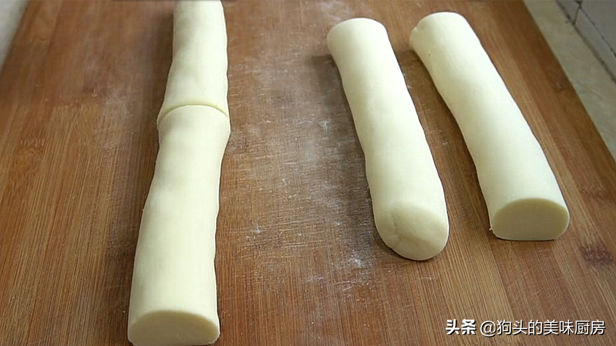 Lúc này khoai đã rất mềm và bở, ta ép mịn, sau đó rắc cùng bột mỳ để nhào bột, cuối cùng chia thành các dải dài như trong hình. Chú ý bột không nên để quá mềm, vì sau đó ta sẽ hấp và thái mỏng.