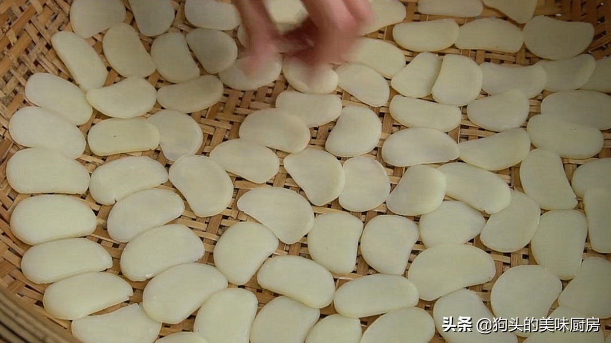 Sau khi thái xong đặt tất cả lên 1 cái giá phơi ra ngoài, để khô trong 1 ngày.