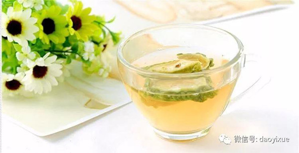 Khi thực hiện, bạn chọn những quả mướp đắng có kích thước vừa phải, mặt vỏ có nhiều gân nhỏ li ti, rửa sạch để ráo rồi ép nước. Tránh chọn những quả mướp màu xanh mướt, đậm, thân phình to, da láng bóng vì có thể chúng được bón nhiều đạm. Ảnh: Internet