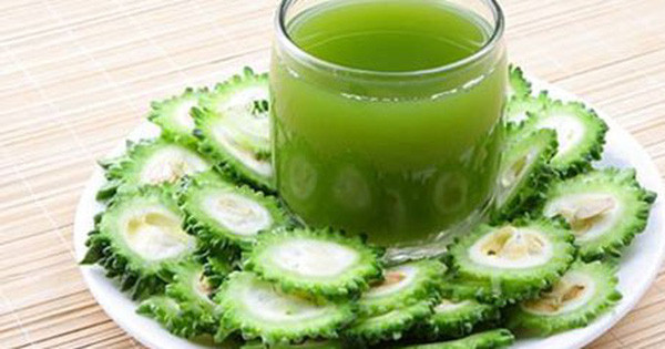 Bảo vệ khỏi bức xạ. Nhân viên văn phòng thường xuyên ngồi trước màn hình máy tính rất dễ tổn thương da do bức xạ. Để giảm thiểu nguy cơ, bạn nên duy trì uống nước ép mướp đắng mỗi ngày.