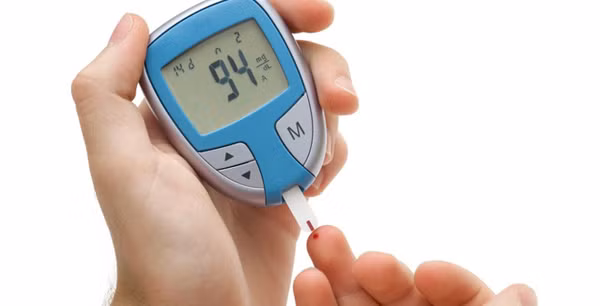 Hạ đường huyết. Mướp đắng được đánh giá rất cao dành cho bệnh nhân tiểu đường. Khi đi vào cơ thể, các chất trong mướp đắng giúp kiểm soát lượng insulin, từ đó giúp hạ đường huyết rất tốt.