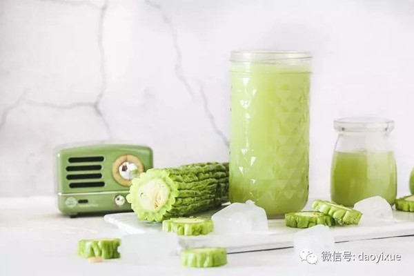 Ngoài cách chế biến món ăn, chuyên gia sức khỏe khuyên bạn nên ép nước mướp đắng hoặc ngâm trực tiếp với nước để tận dụng khả năng thanh nhiệt giải độc, làm đẹp da, cải thiện cảm giác thèm ăn, cụ thể.