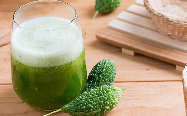 Khi thực hiện, bạn chọn những quả mướp đắng có kích thước vừa phải, mặt vỏ có nhiều gân nhỏ li ti, rửa sạch để ráo rồi ép nước. Tránh chọn những quả mướp màu xanh mướt, đậm, thân phình to, da láng bóng vì có thể chúng được bón nhiều đạm.