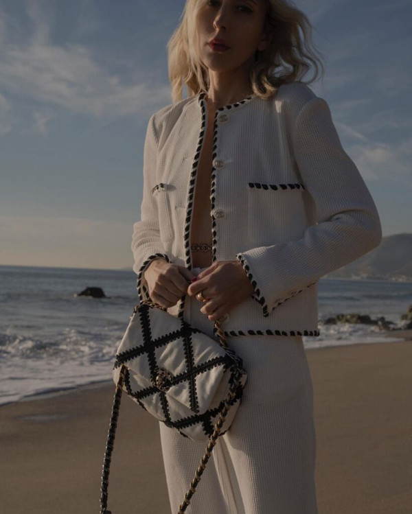 Nhờ vậy, suốt những năm 2000, trang sức vùng bụng được nhiều người ưa thích. Thời điểm đó, chị em mặc nó với quần cạp trễ hay áo khoác nỉ. Hiện tại, chúng được kết hợp một cách bóng bẩy hơn trên sàn diễn của Chanel, Dior, Jacquemus,...