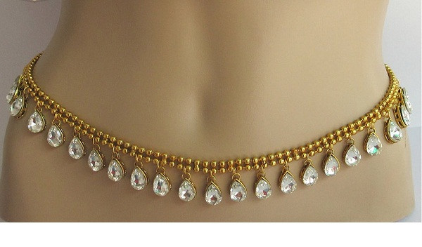 Tận dụng món đồ nhỏ xíu thiết kế dạng trơn hoặc đính đá quý, bạn gái chỉ cần chuyển động nhẹ cơ bụng cũng có thể “hạ gục” bất cứ trái tim yêu cái đẹp nào.