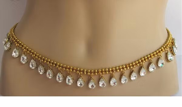 Tận dụng món đồ nhỏ xíu thiết kế dạng trơn hoặc đính đá quý, bạn gái chỉ cần chuyển động nhẹ cơ bụng cũng có thể “hạ gục” bất cứ trái tim yêu cái đẹp nào.