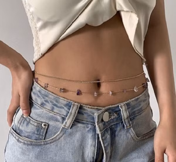 Hiện nay, không chỉ được người nổi tiếng ưu ái, belly chain còn được nhiều chị em sành mốt tích cực hưởng ứng. Hầu hết trang sức vùng bụng đều được thiết kế dạng mảnh, đôi khi đính đá tạo điểm thu hút.