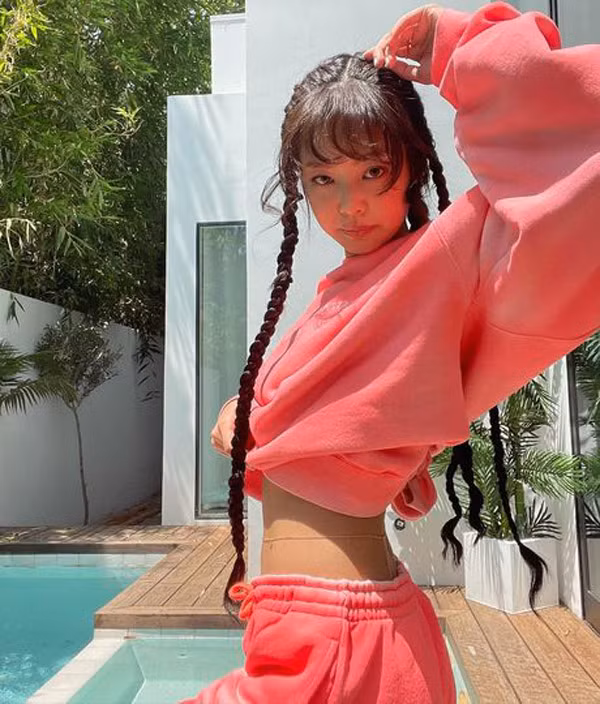 Để tôn vinh đường cong vòng eo đồng thời tạo điểm nhấn cho toàn bộ trang phục, bạn gái nên chọn trang phục để lộ vùng bụng. Vị trí đeo belly chain nên điều chỉnh lên cao gần chân ngực, tại điểm thắt nhỏ nhất của eo. Như vậy, belly chain sẽ đem đến cảm giác chân dài hơn vừa tạo hiệu ứng eo nhỏ hơn.