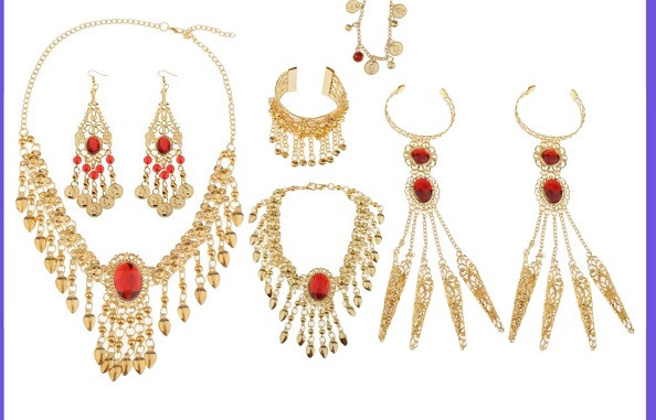 Về sau, những vũ công múa Ấn Độ cũng không làm ngơ trước sức hút của phụ kiện belly chain. Nhờ có sợi dây chuyền, điệu múa của họ thêm phần sống động, quyến rũ hơn rất nhiều.