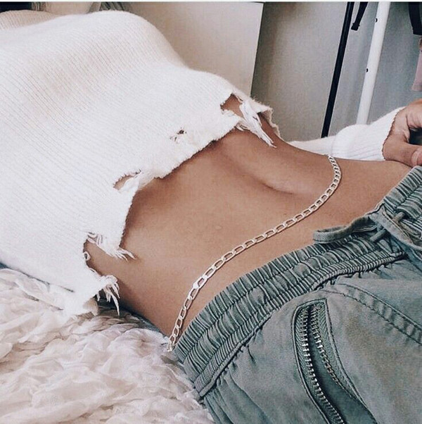 Nguyên nhân bởi belly chain dễ tố khuyết điểm ngoại hình, khiến người đối diện tập trung vào điểm xấu xí trên cơ thể. Ảnh: Internet