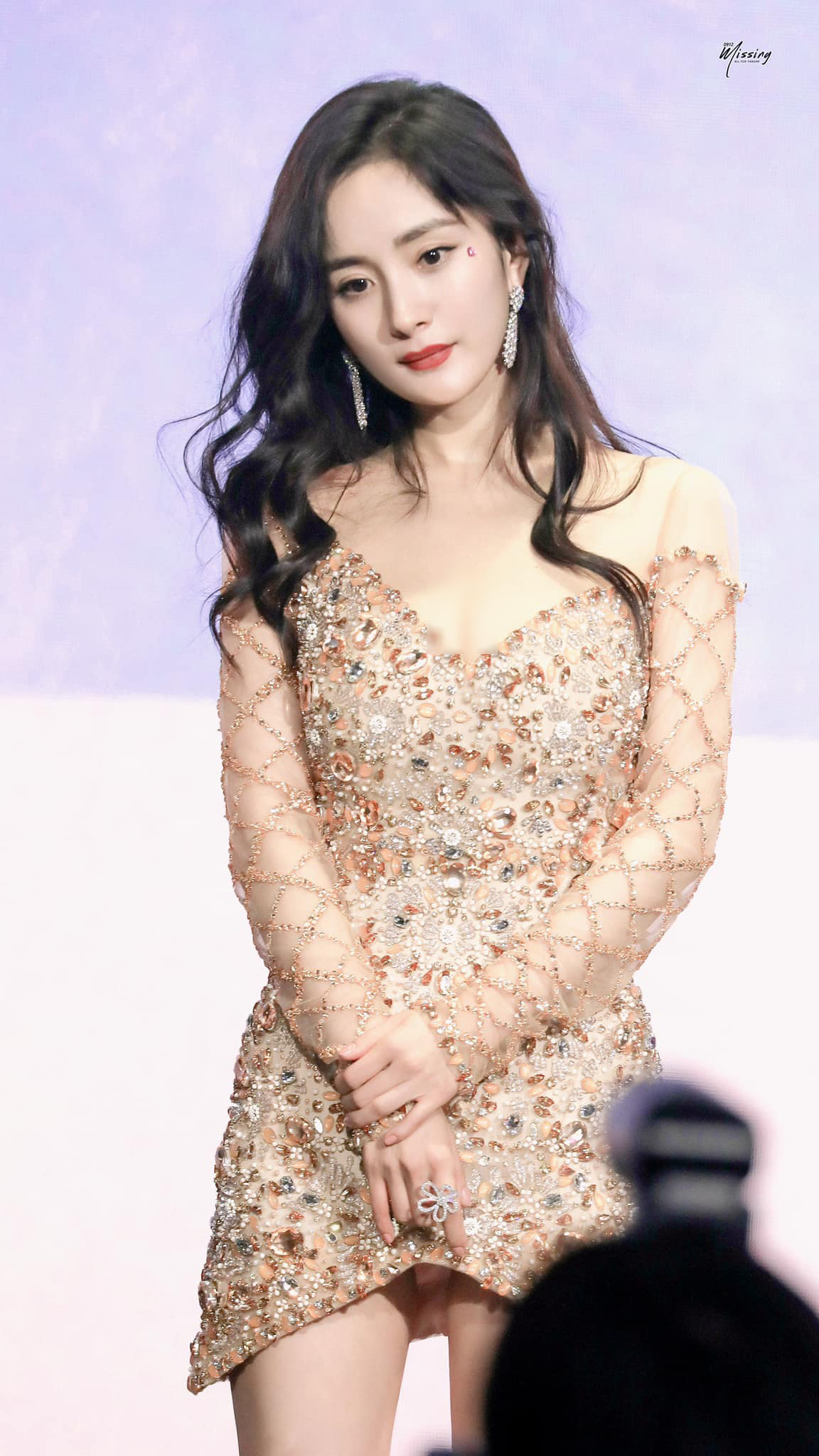 Chiếc váy ngắn cũng khiến không ít người lo sợ nữ diễn viên bị lộ điểm nhạy cảm.