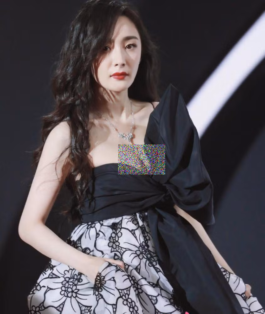 Dương Mịch thường xuyên là tâm điểm chú ý của các sự kiện với dáng vẻ ngày càng nóng bỏng của mình.