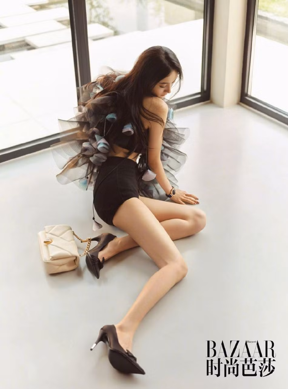 Mặc chiếc quần siêu ngắn không khác gì nội y, người đẹp khoe cặp chân dài miên man nổi tiếng của mình.