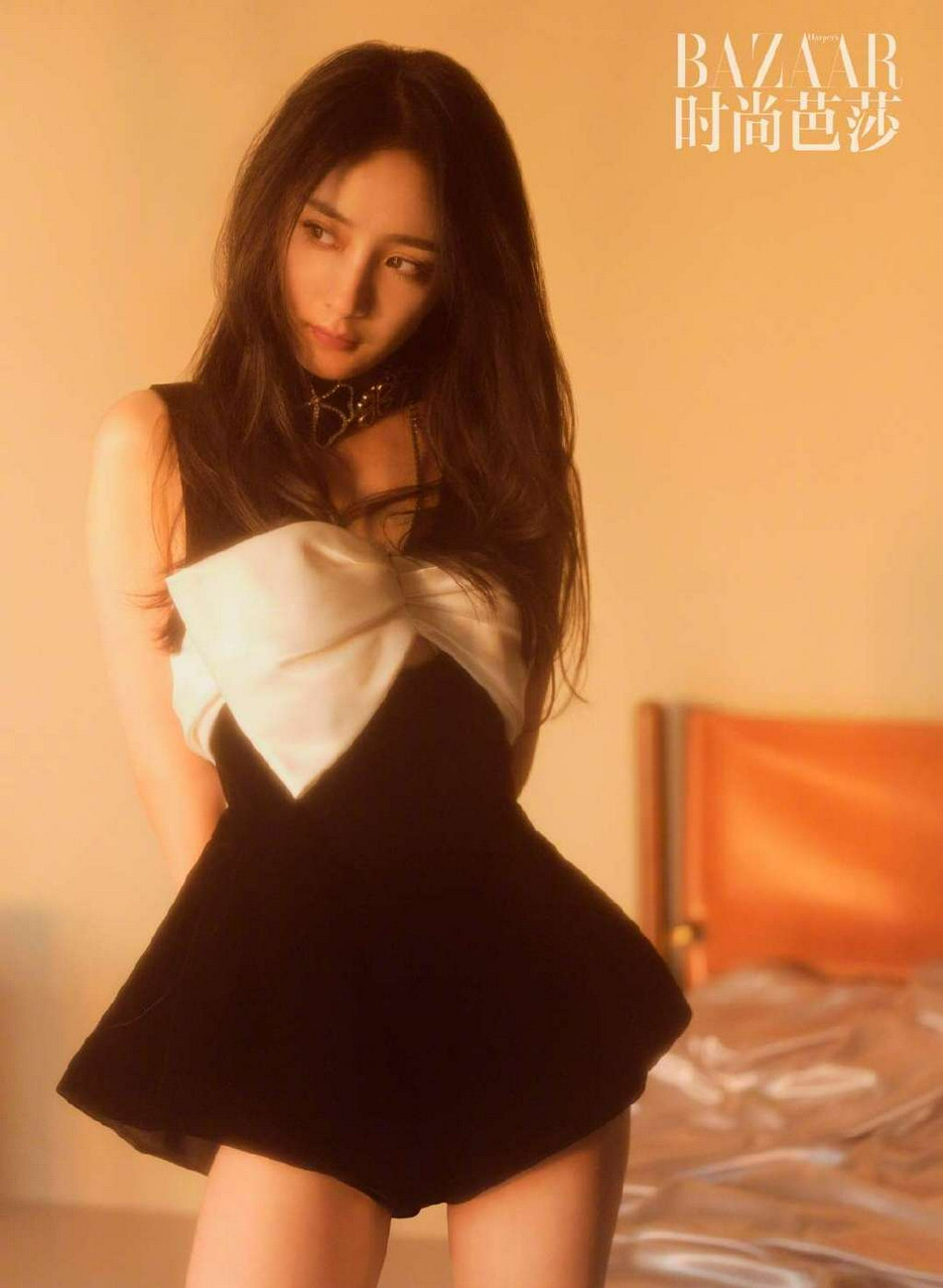 Đa phần các trang phục của cô không khoe vòng một ngồn ngộn cũng khoe cặp chân dài miên man.