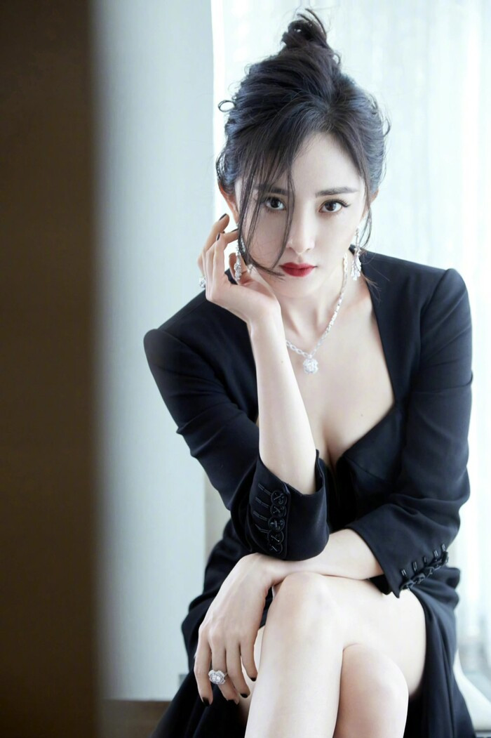 Không khoe vòng một căng tràn...