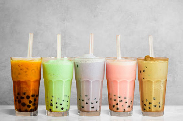 Trà sữa ngoài vị béo ngậy hấp dẫn còn chứa rất nhiều đường. Ước tính, mỗi ly trà sữa thường dao động mức 11-62g đường (trung bình là 34g mỗi cốc). Lượng đường tối đa nạp vào cơ thể mỗi ngày không quá 50g. Nên kiểm soát lượng đường nạp vào cơ thể dưới 25g để không gây hại sức khỏe.