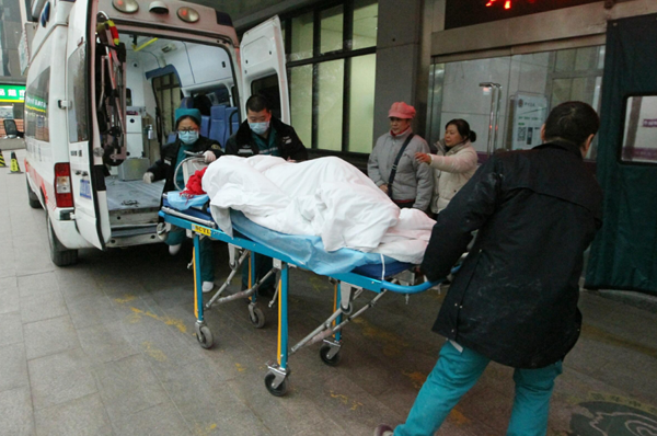 Giống như mọi ngày, buổi chiều hôm ấy đang xem phim thì cô Ngô bất ngờ đau đầu dữ rồi rồi ngất lịm, hôn mê. Người nhà thấy vậy vội gọi xe cứu thương. Tại viện, bác sĩ chẩn đoán bệnh nhân bị nghẽn mạch máu não diện rộng. Dù được cấp cứu kịp thời song cô Ngô vẫn liệt nửa người.