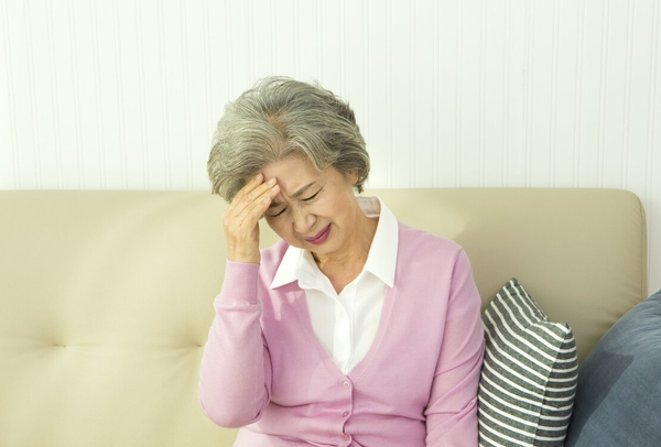 Đau đầu. Não chứa nhiều mạch máu. Trường hợp mạch máu bị tắc nghẽn dẫn tới thiếu oxy, thiếu máu não cục bộ. Từ đó, làm tổn thương dây thần kinh não tương ứng, thậm chí gây chết dây thần kinh não gây đau đầu.