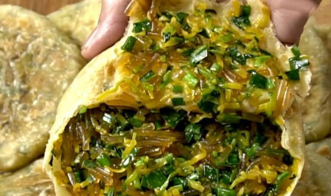 Cho hành lá cắt nhỏ, một thìa tiêu bột, một ít xì dầu nhạt, một thìa dầu hào, một thìa dầu ăn, một thìa muối ăn vào phần nhân bí đỏ, cho miến rồi cho tỏi tây vào với lượng vừa đủ. dầu mè và đảo đều, nhân bánh đã sẵn sàng.