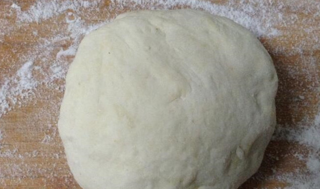 Trộn bột mì với nước bí đã vắt, đổ lượng bột tùy theo lượng người trong gia đình, vừa trộn vừa đổ nước bí vào khuấy đều, nhào thành một khối dẻo vừa mềm. Đậy bột lại và để yên trong 30 phút.