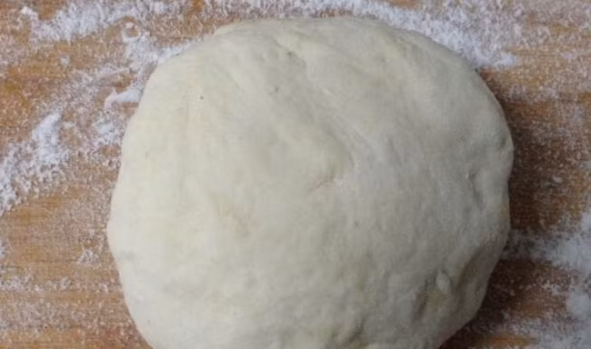 Trộn bột mì với nước bí đã vắt, đổ lượng bột tùy theo lượng người trong gia đình, vừa trộn vừa đổ nước bí vào khuấy đều, nhào thành một khối dẻo vừa mềm. Đậy bột lại và để yên trong 30 phút.