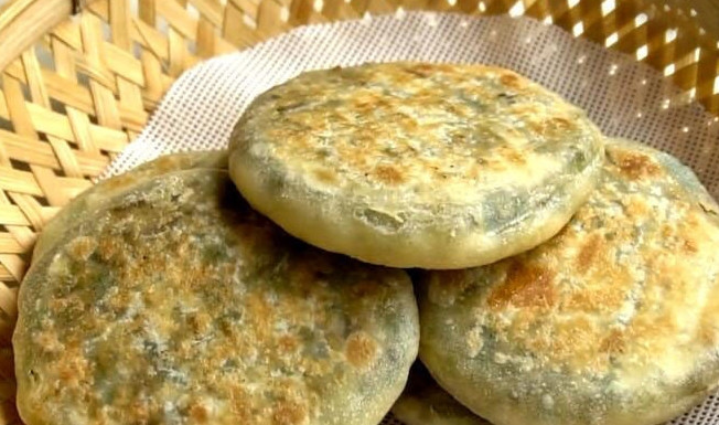 Tiếp tục nướng ở lửa nhỏ trong 2 phút, cho đến khi cả hai mặt có màu vàng nâu. Bánh chay bí đỏ thơm ngon bổ dưỡng đã sẵn sàng.