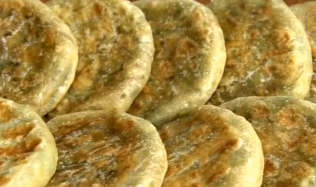 Làm nóng chảo nướng điện, quét một lớp dầu ăn mỏng, cho bánh bí đỏ đã gói xong vào chảo rồi quét một lớp dầu ăn lên bề mặt bánh, đậy nắp lại.và nướng ở lửa vừa trong khoảng 3 phút, lật mặt sau 3 phút.