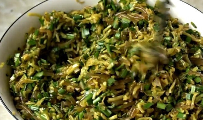 Miến ngâm cắt thành từng đoạn nhỏ, cho vào chậu, thêm một lượng xì dầu thích hợp và đảo đều để dùng sau. Xắt nhỏ tỏi tây.