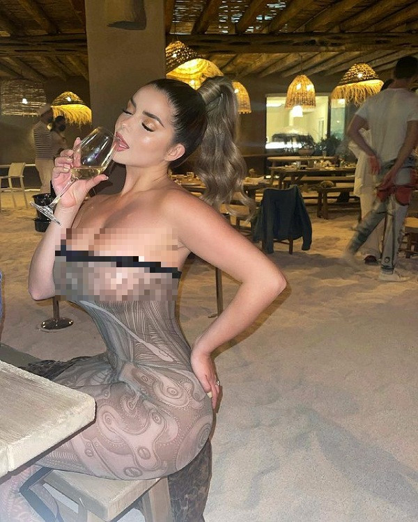 Sở hữu body không góc chết thế này, dễ hiểu vì sao người đẹp sinh năm 1995 được nhiều thương hiệu thời trang theo đuổi.