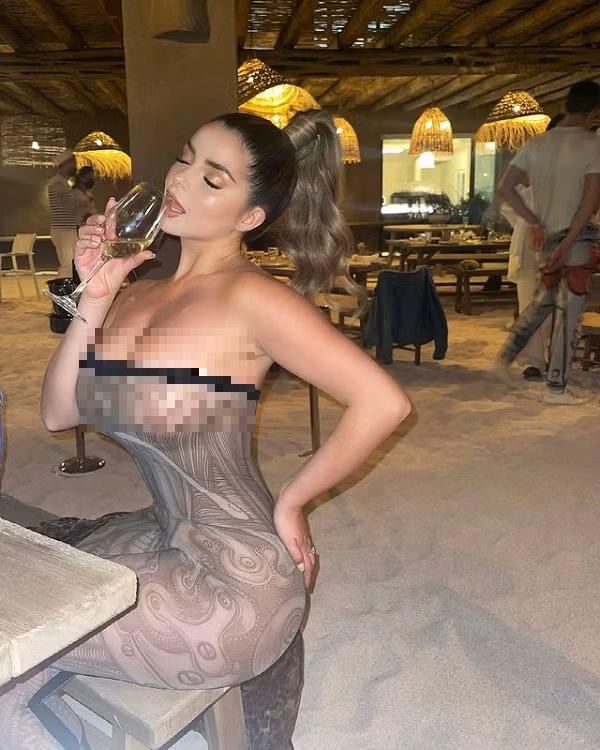 Sở hữu body không góc chết thế này, dễ hiểu vì sao người đẹp sinh năm 1995 được nhiều thương hiệu thời trang theo đuổi.