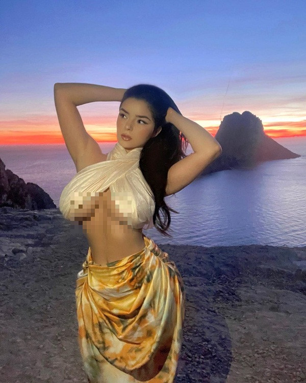 Hoạt động từ khi 18 tuổi, Demi Rose vẫn luôn giữ được độ hot của mình, trở thành một trong những người mẫu đắt giá nhất nhì tại Anh.