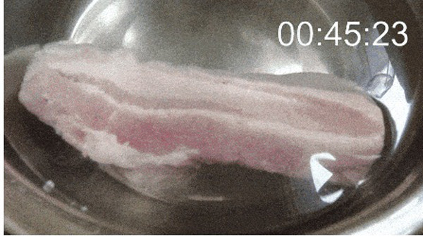 Cụ thể, nước nóng khiến thớ thịt co lại, tạo khoảng trống lớn ở lớp protein ngoài cùng miếng thịt. Điều này khiến nước trong thịt dễ dàng chảy ra ngoài, mang theo nhiều dưỡng chất. Thậm chí so sánh với cách rã đông bằng nước lạnh, cách rã đông thịt này còn gây thất thoát dinh dưỡng nhiều hơn.