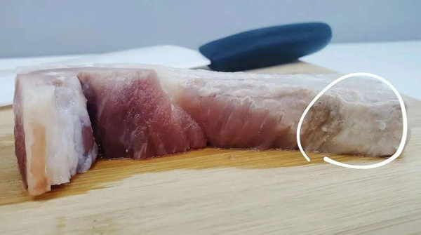 Sử dụng lò vi sóng. Thời gian rã đông là 3 phút, ngắn nhất trong tất cả các cách làm. Dù nhanh, an toàn song nhược điểm của cách này là nó khiến phần thịt bề mặt bị chín, trong khi các thớ thịt bên trong vẫn còn sống.