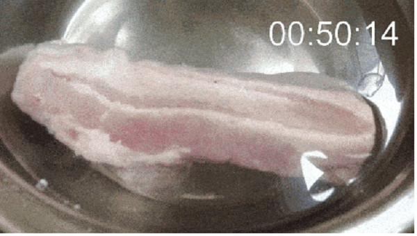 So về thời gian, rã đông bằng nước nóng cũng chỉ nhanh hơn 10 phút so với nước lạnh. Nguyên nhân bởi nước nóng chỉ làm tan chảy phần ngoài, tốc độ truyền nhiệt lớp các lớp bên trong rất chậm.