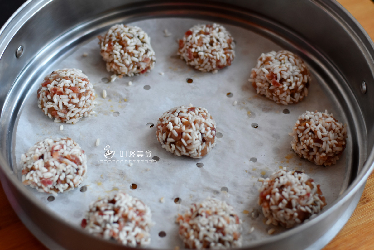 Bước 6: Cho các viên gạo nếp đã chuẩn bị vào nồi hấp, đun sôi nước, cho các viên vào, hấp trên lửa lớn trong 20 phút.