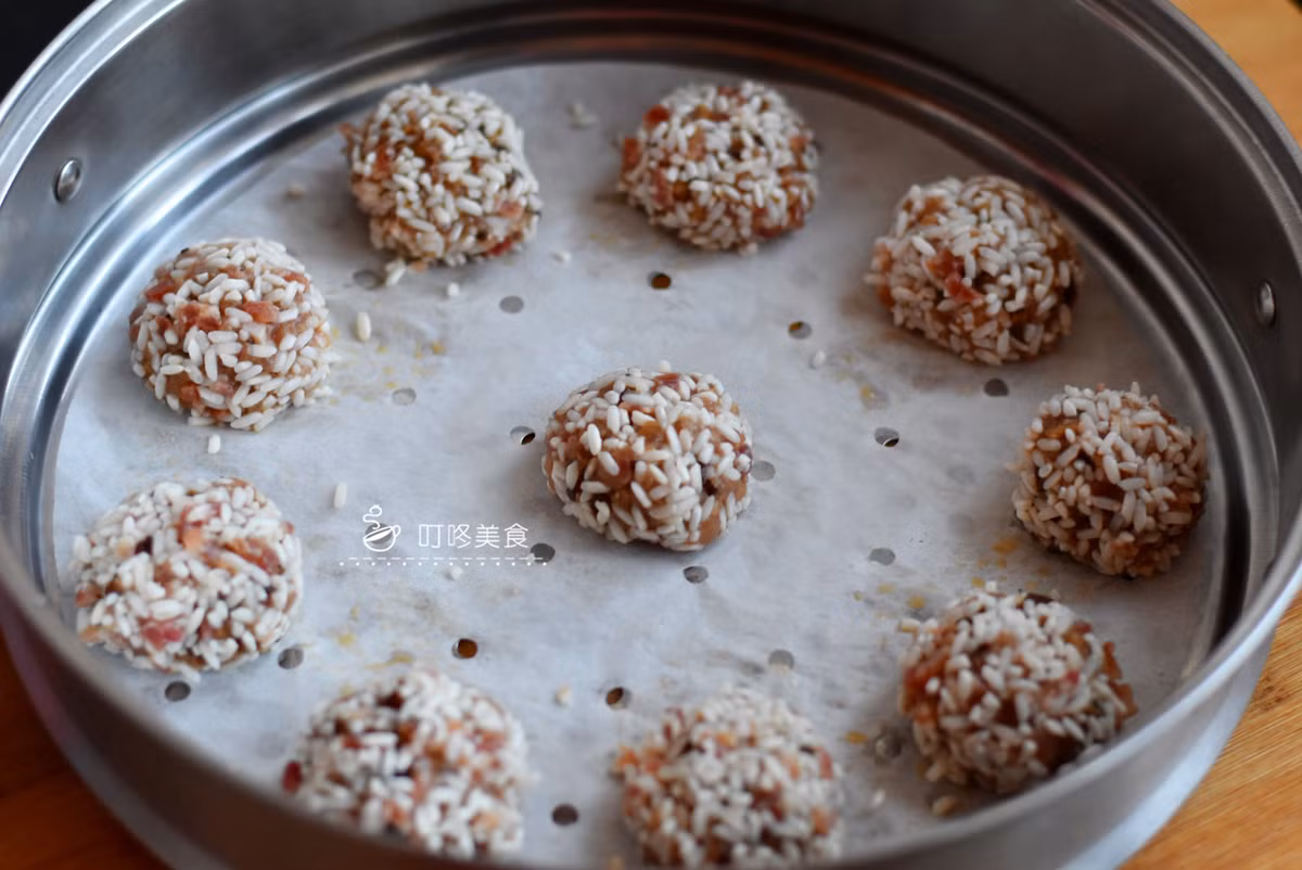 Bước 6: Cho các viên gạo nếp đã chuẩn bị vào nồi hấp, đun sôi nước, cho các viên vào, hấp trên lửa lớn trong 20 phút.