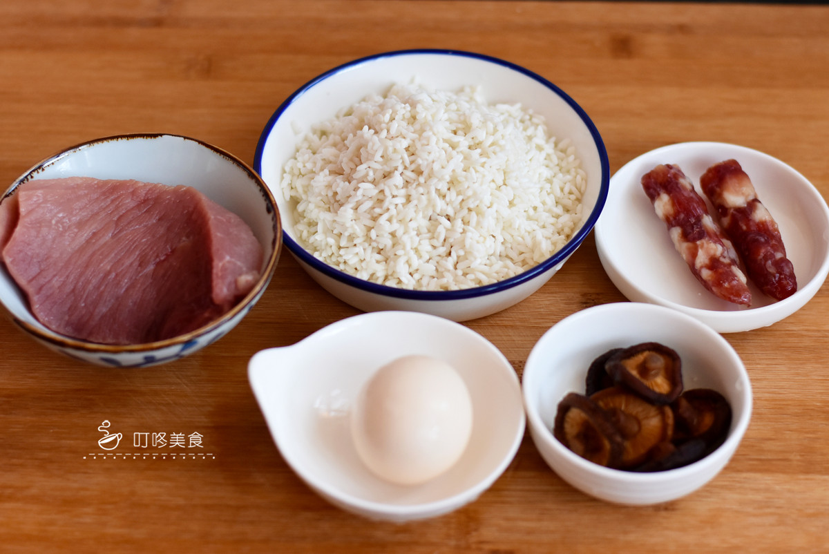 Nguyên liệu: 200 g thịt lợn nạc, 200 g gạo nếp (ngâm trước hơn hai tiếng), 1 cây lạp xưởng, 5 cây nấm khô, 1 quả trứng, dầu ăn, muối, bột bắp, xì dầu, dầu hào