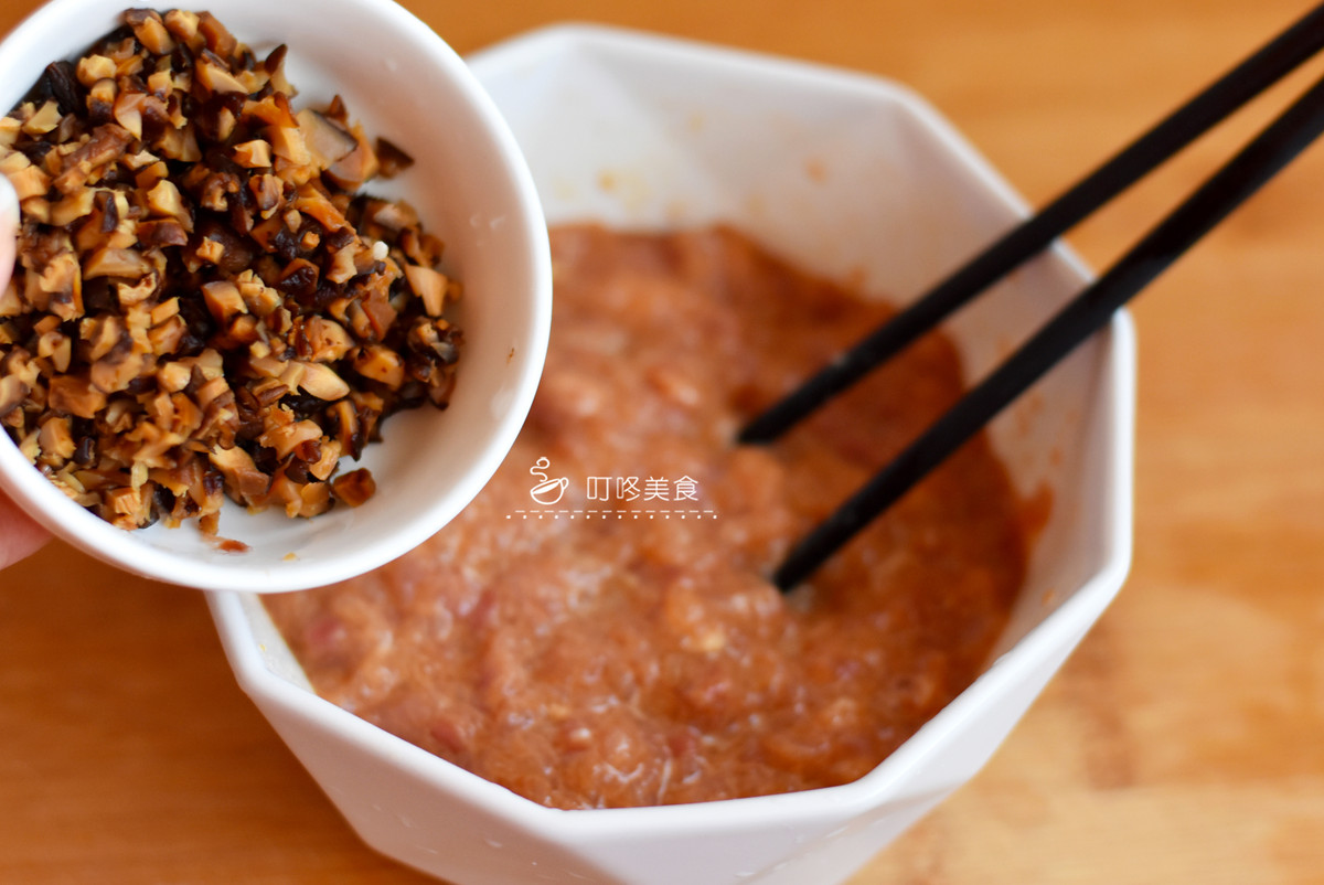 Bước 3: Đổ 1/2 chỗ lạp xưởng và nấm vào phần nhân thịt, đảo đều.