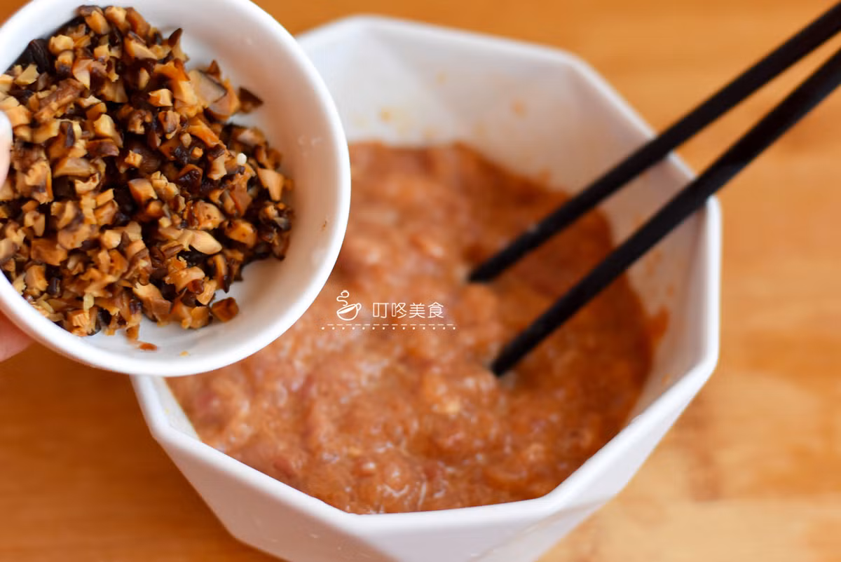 Bước 3: Đổ 1/2 chỗ lạp xưởng và nấm vào phần nhân thịt, đảo đều.