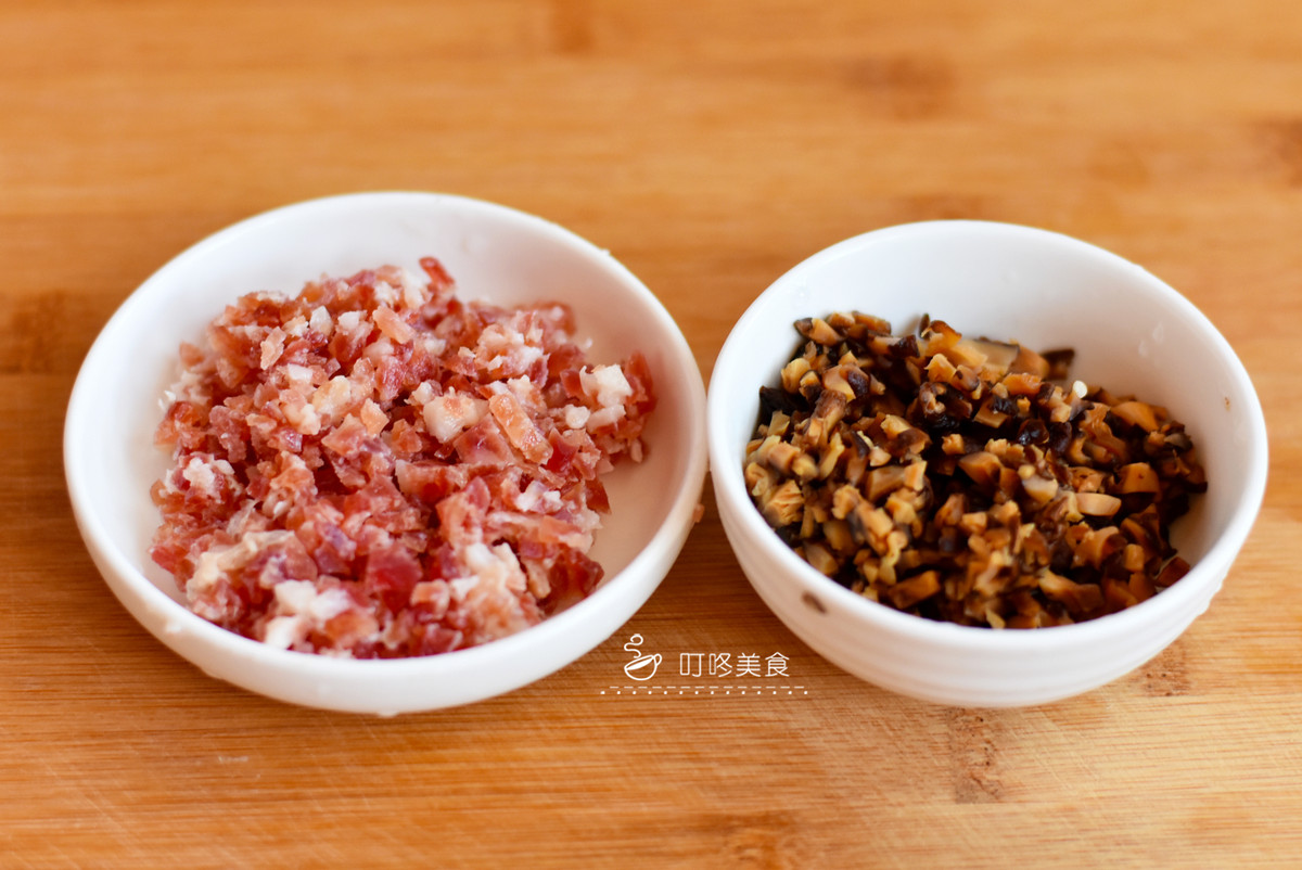 Bước 2: Băm nhỏ lạp xưởng. Nấm ngâm, băm nhỏ.