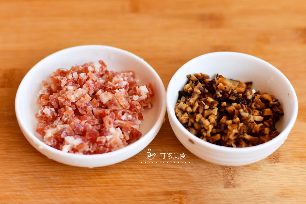 Bước 2: Băm nhỏ lạp xưởng. Nấm ngâm, băm nhỏ.