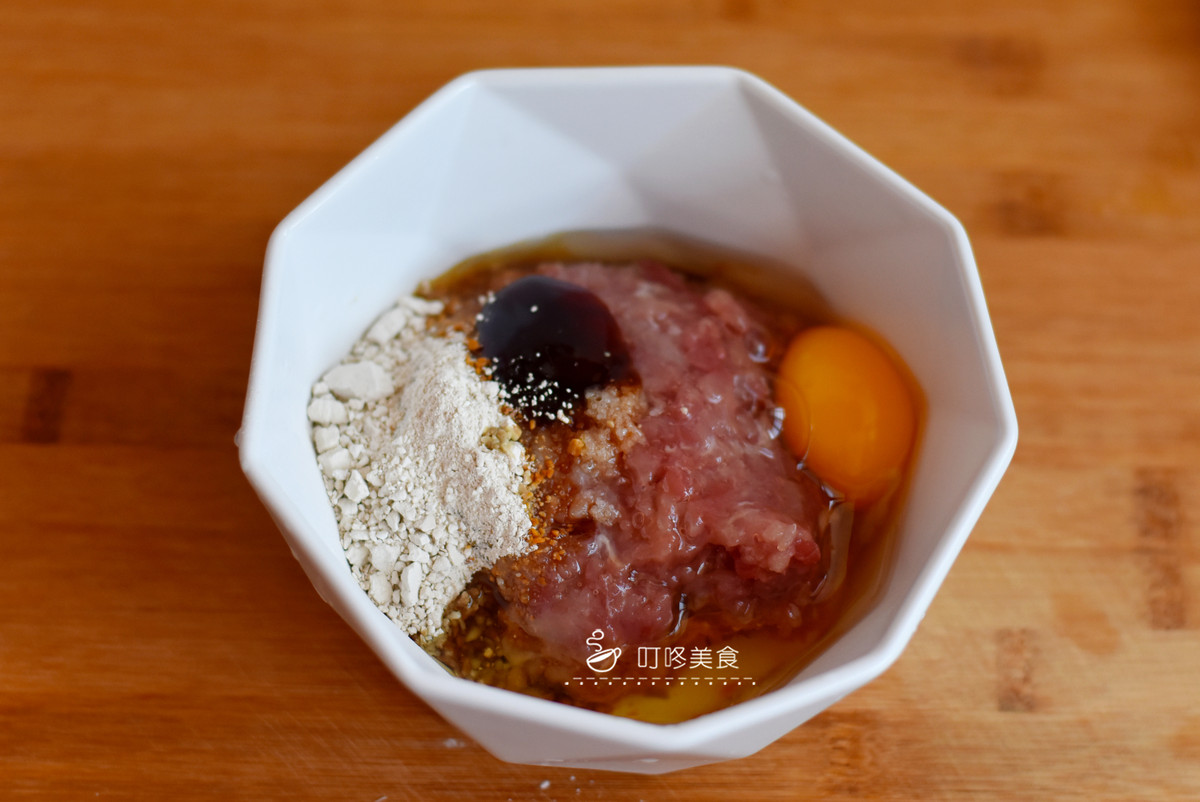 Bước 1: Băm nhỏ thịt heo, cho lượng muối thích hợp, bột bắp, xì dầu nhạt, dầu hào, dầu ăn, trứng gà vào, đảo đều tay theo một chiều cho đến khi săn lại.