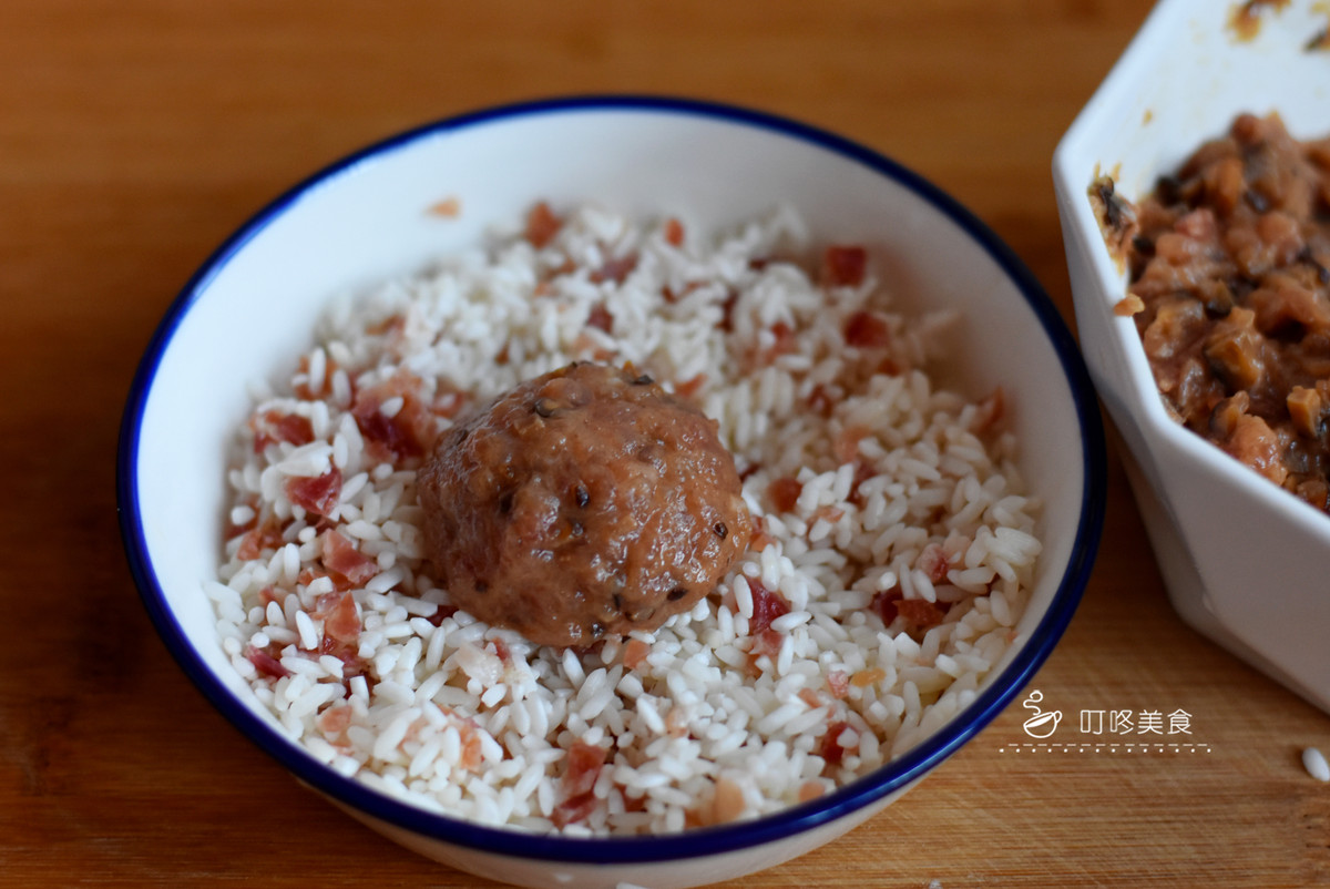 Bước 5: Lấy một viên thịt nhỏ nặn thành hình tròn, cho vào gạo nếp và vo tròn lại. 