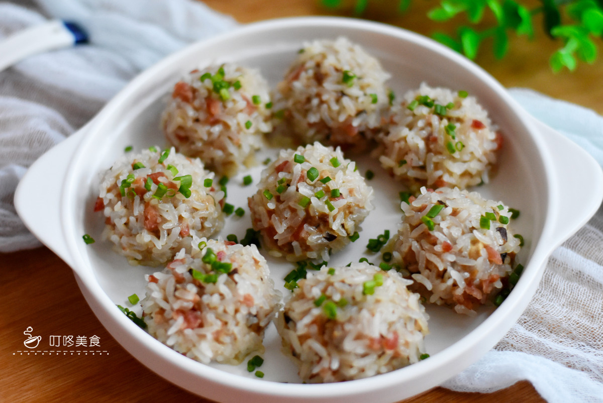 Món xôi viên thịt có độ mềm dẻo của xôi, vị đậm đà của thịt, chút ngậy của lạp xường, ngọt thanh của nấm.