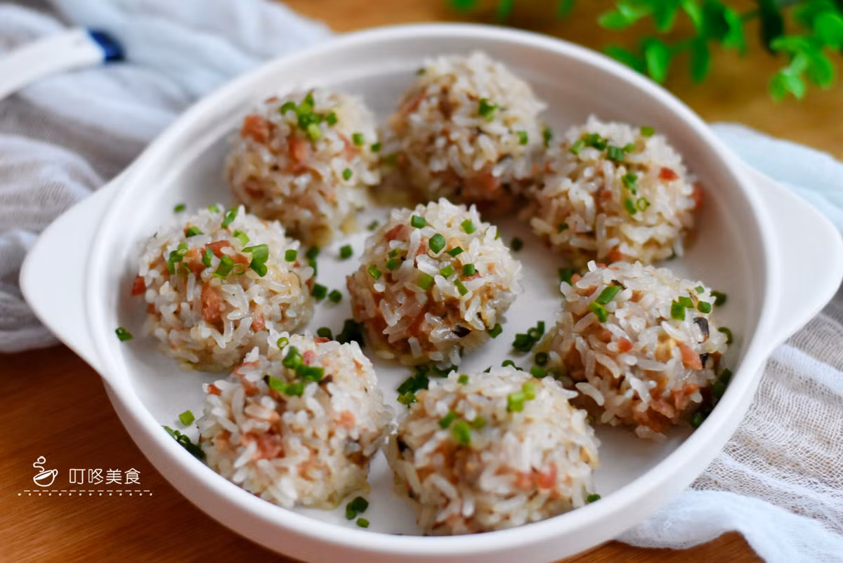 Món xôi viên thịt có độ mềm dẻo của xôi, vị đậm đà của thịt, chút ngậy của lạp xường, ngọt thanh của nấm.