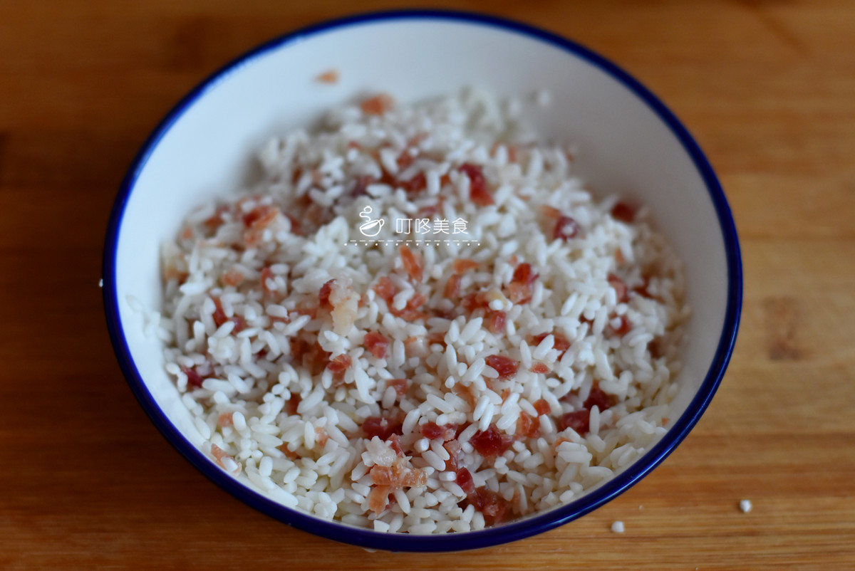 Bước 4: Cho nửa phần lạp xưởng còn lại vào báp gạo nếp, đảo đều.